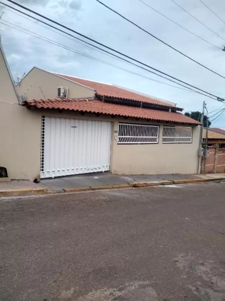 Casa à venda com 3 quartos, 211m² - Foto 1