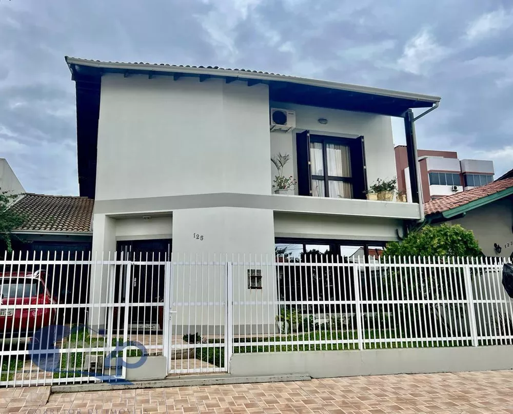 Casa à venda com 4 quartos, 240m² - Foto 1