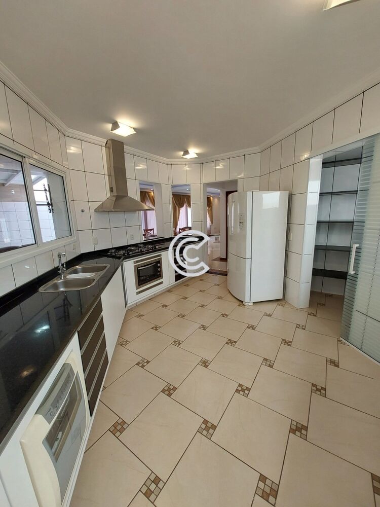 Casa para alugar com 4 quartos, 308m² - Foto 2