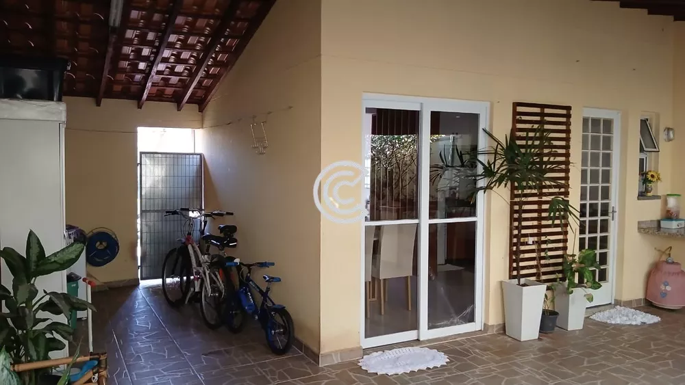 Casa à venda com 2 quartos, 64m² - Foto 1