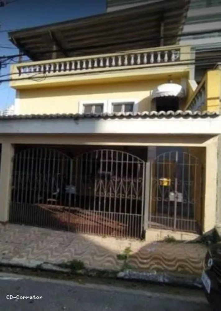 Casa à venda com 6 quartos, 200m² - Foto 1