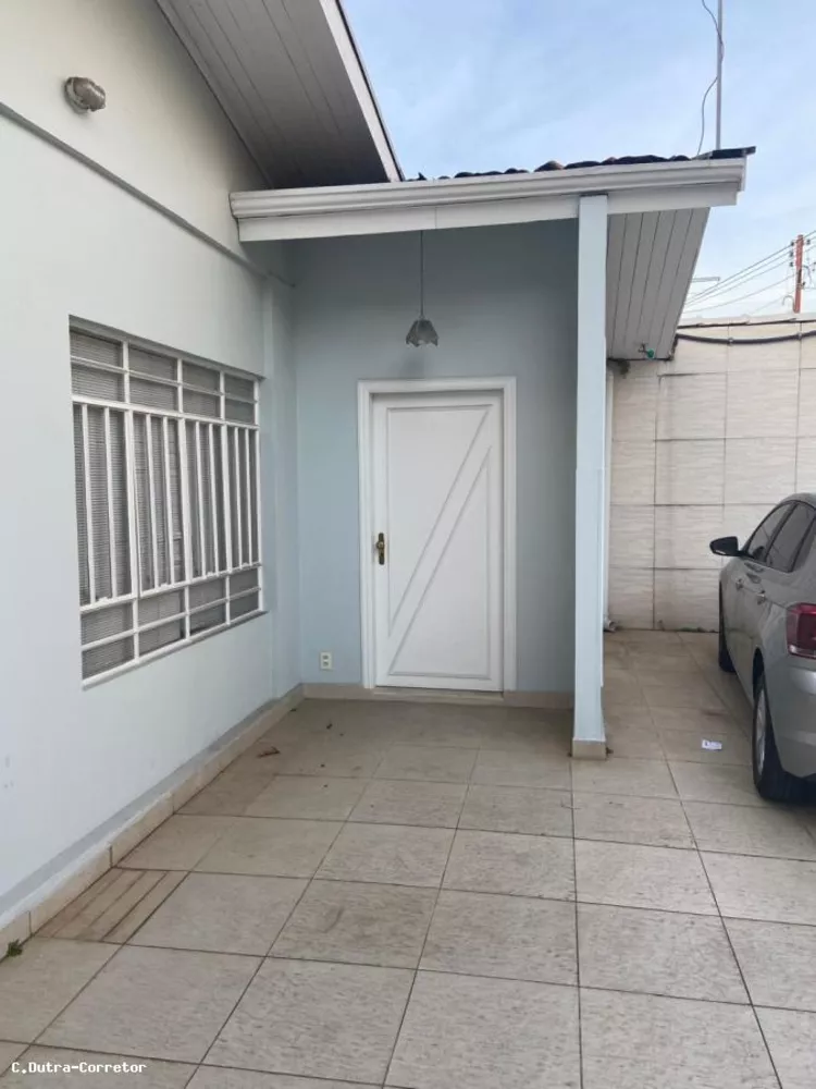 Casa à venda com 3 quartos, 256m² - Foto 2