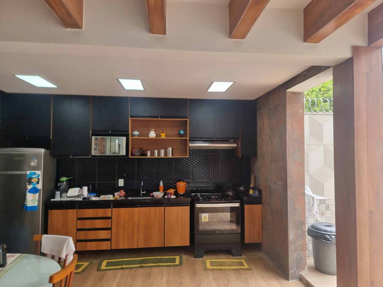 Casa à venda com 4 quartos, 180m² - Foto 2