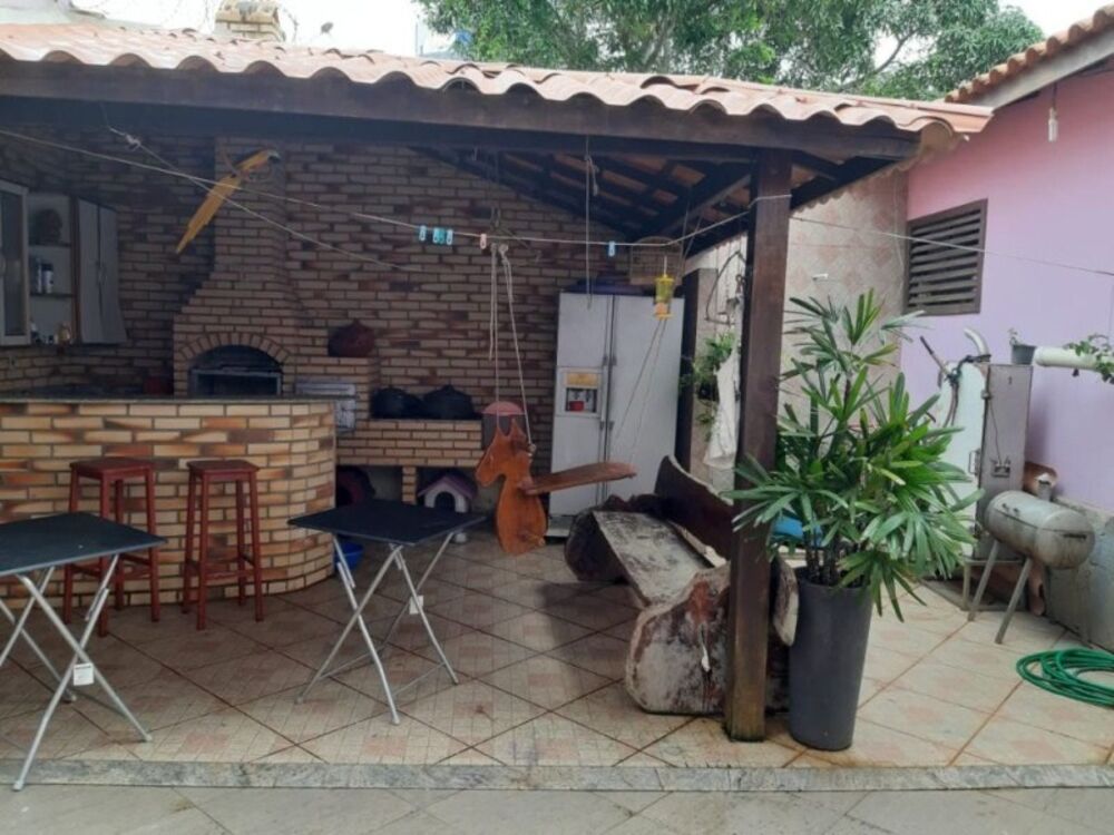 Casa à venda com 4 quartos, 250m² - Foto 1