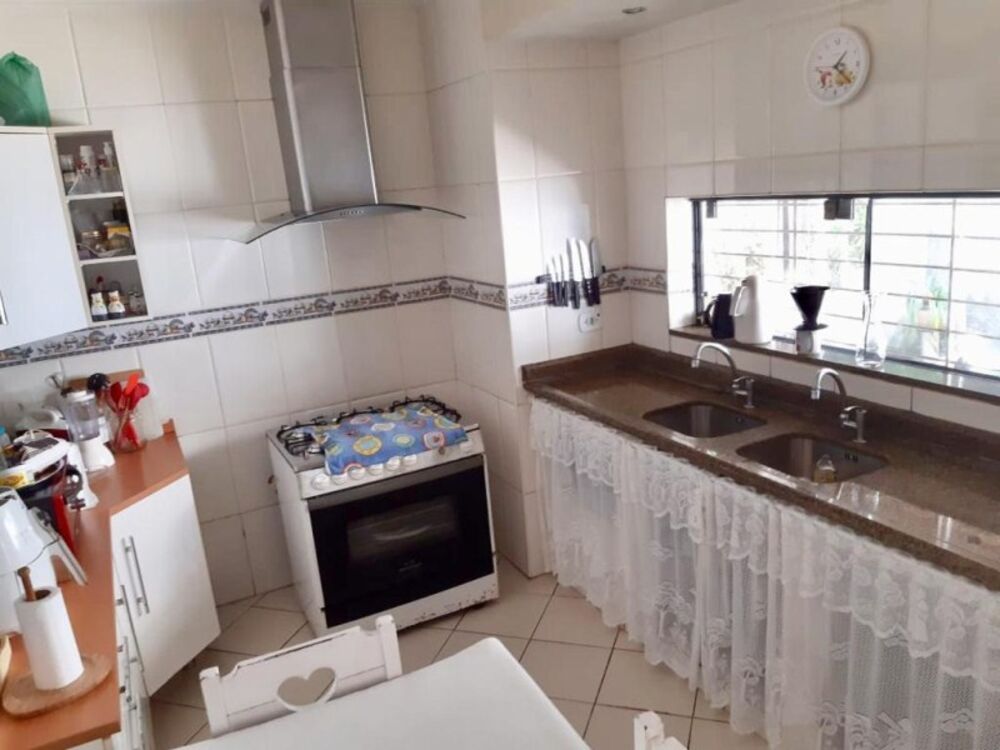 Casa à venda com 4 quartos, 270m² - Foto 1