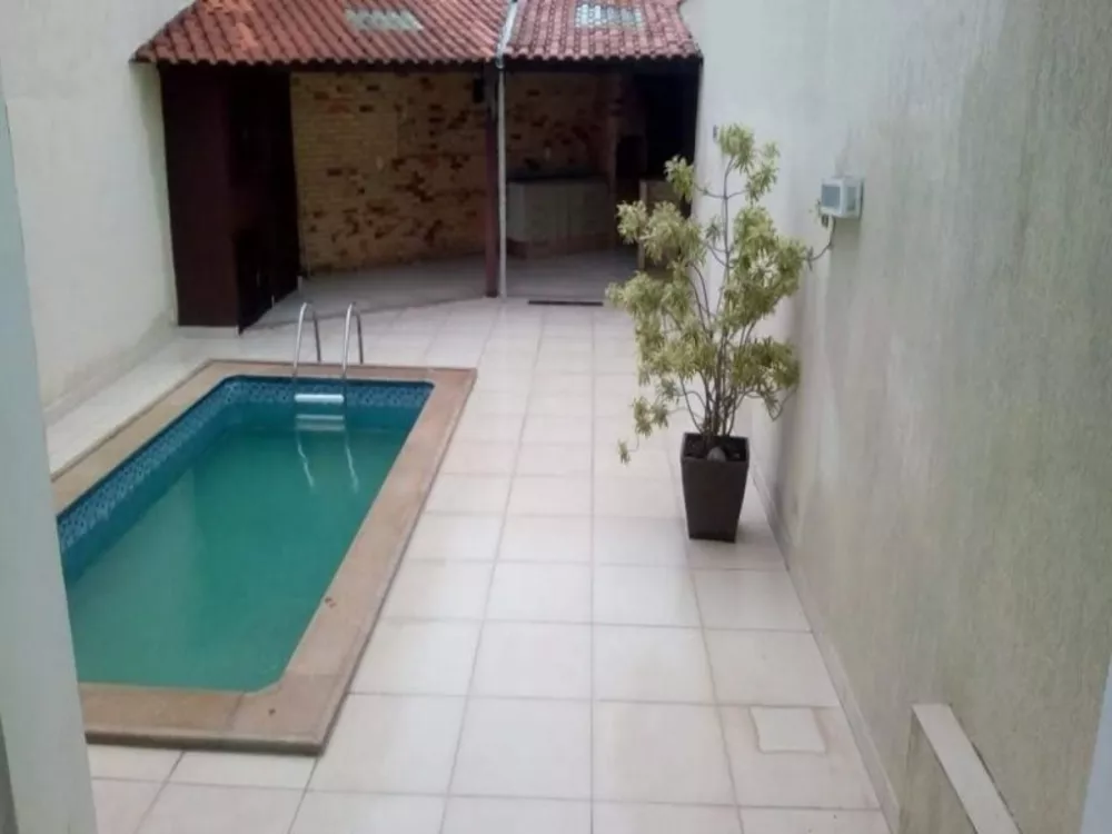 Casa à venda com 3 quartos, 230m² - Foto 1