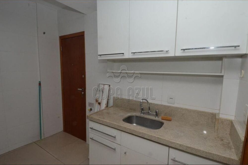 Apartamento à venda com 2 quartos, 70m² - Foto 3