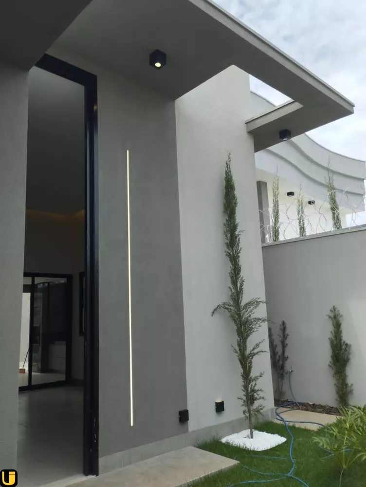 Casa à venda com 3 quartos, 286m² - Foto 1