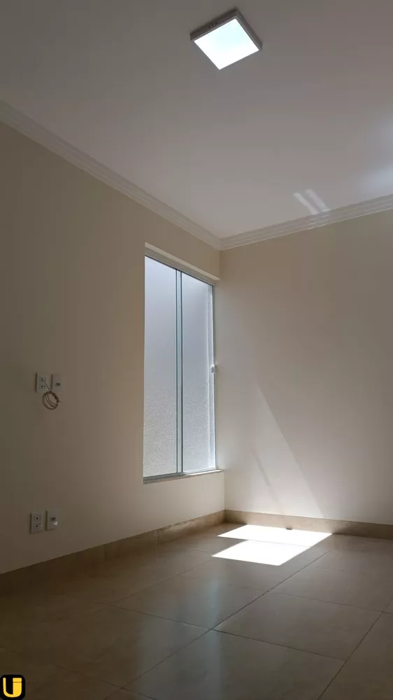 Casa à venda com 2 quartos, 73m² - Foto 2