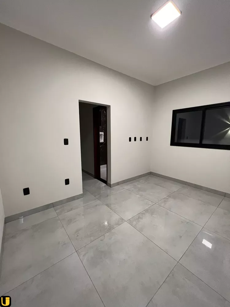 Casa à venda com 3 quartos, 250m² - Foto 2