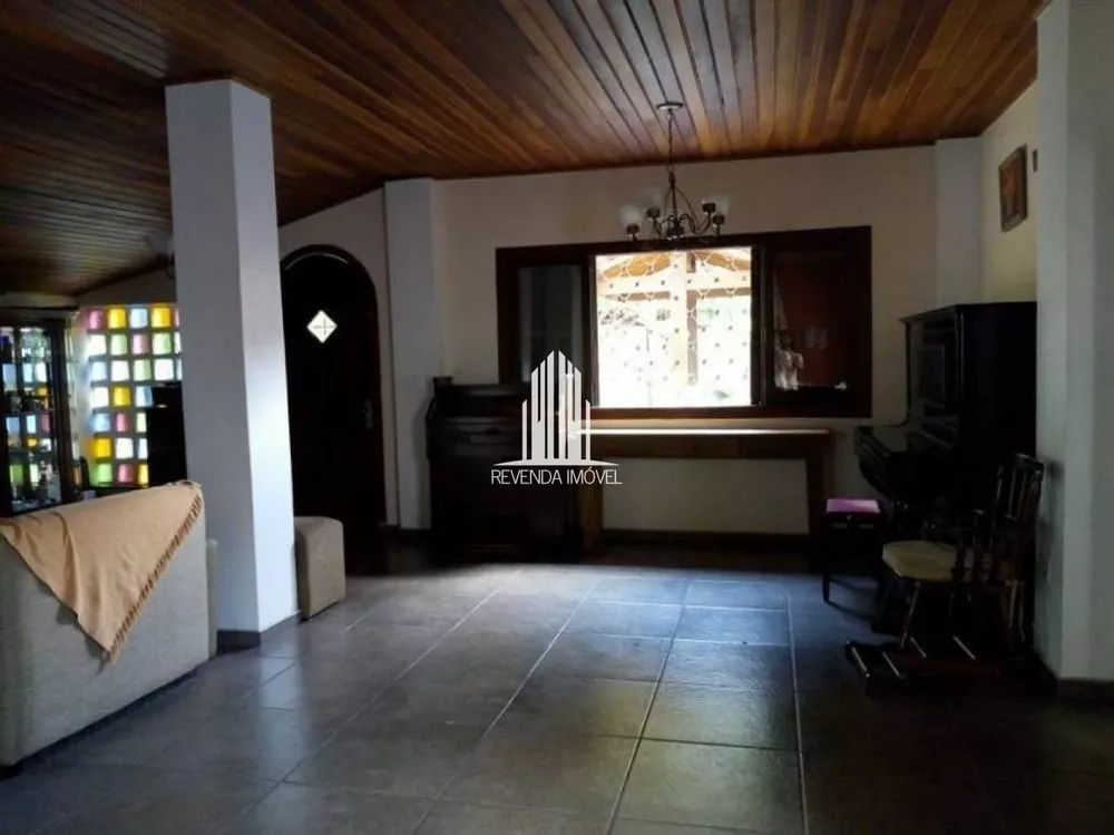 Casa à venda com 6 quartos, 250m² - Foto 2