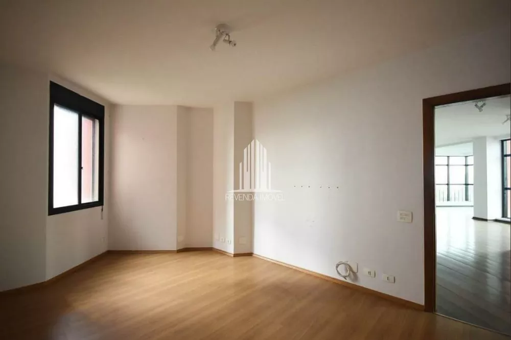 Apartamento à venda com 3 quartos, 237m² - Foto 2