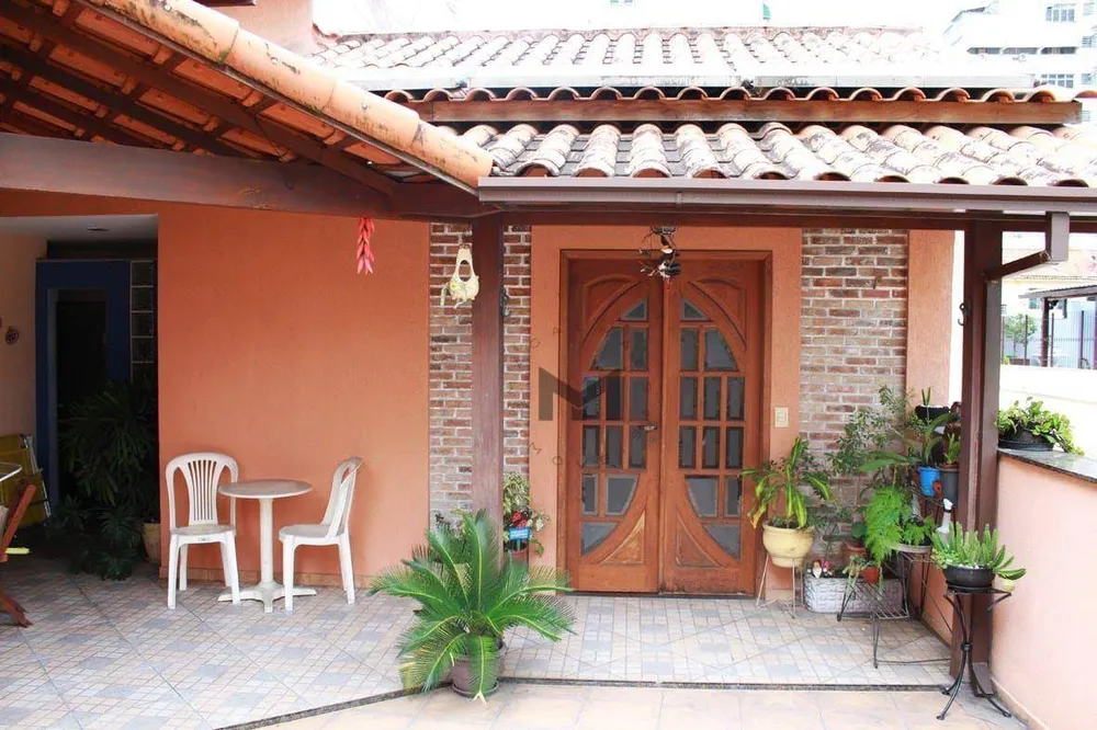 Casa, 3 quartos, 218 m² - Foto 2