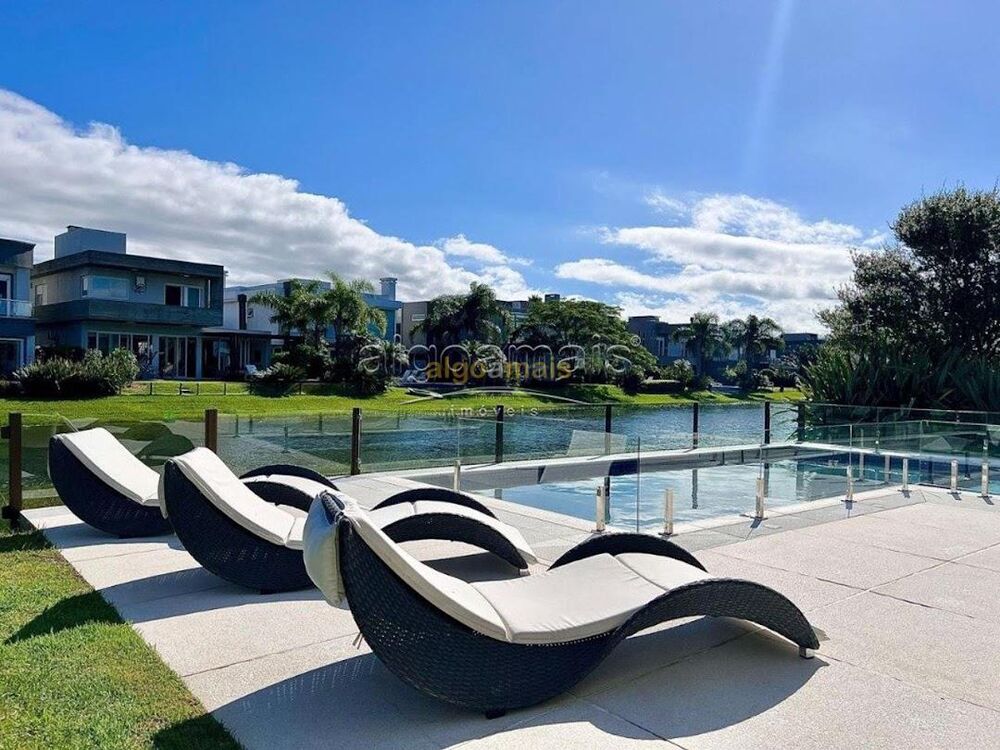 Casa de Condomínio à venda com 4 quartos, 276m² - Foto 2