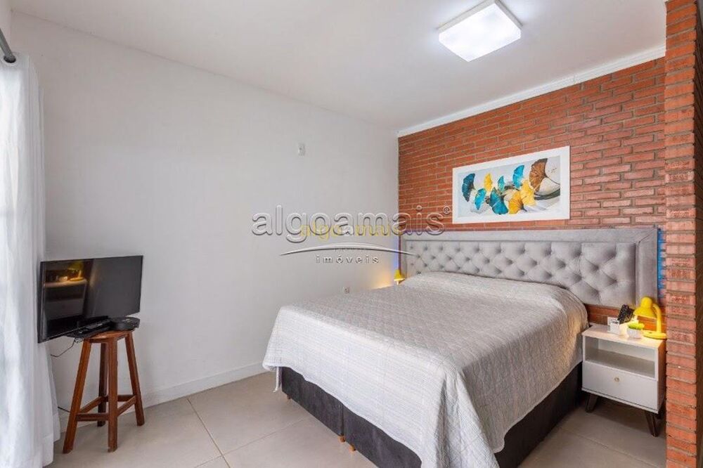 Casa, 5 quartos, 220 m² - Foto 1