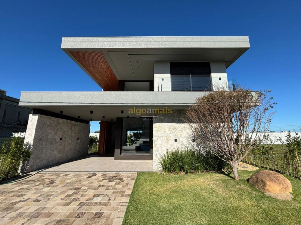 Casa de Condomínio à venda com 4 quartos, 220m² - Foto 1
