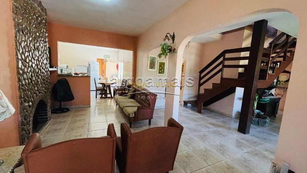 Casa à venda com 5 quartos, 180m² - Foto 2