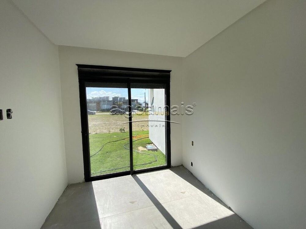 Casa de Condomínio à venda com 4 quartos, 230m² - Foto 1