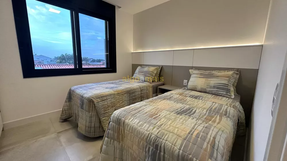 Casa, 5 quartos, 240 m² - Foto 1