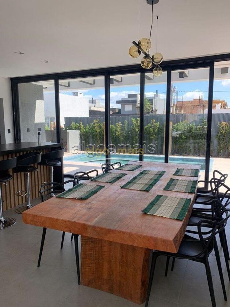 Casa de Condomínio à venda com 4 quartos, 207m² - Foto 2