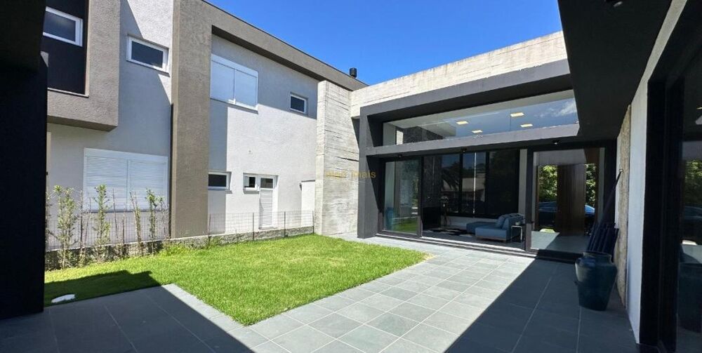 Casa de Condomínio à venda com 4 quartos, 220m² - Foto 2