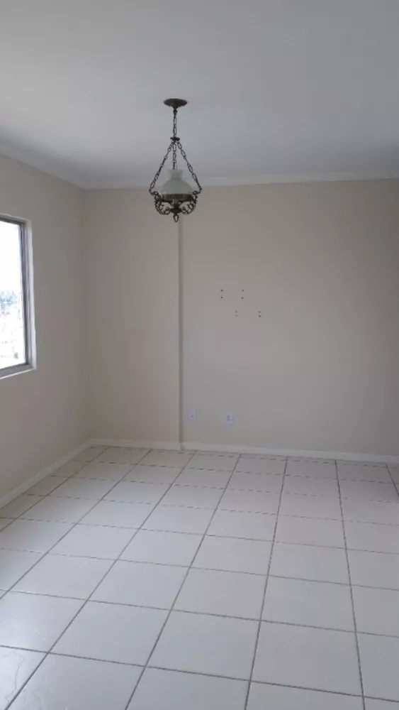 Apartamento à venda com 2 quartos, 70m² - Foto 2