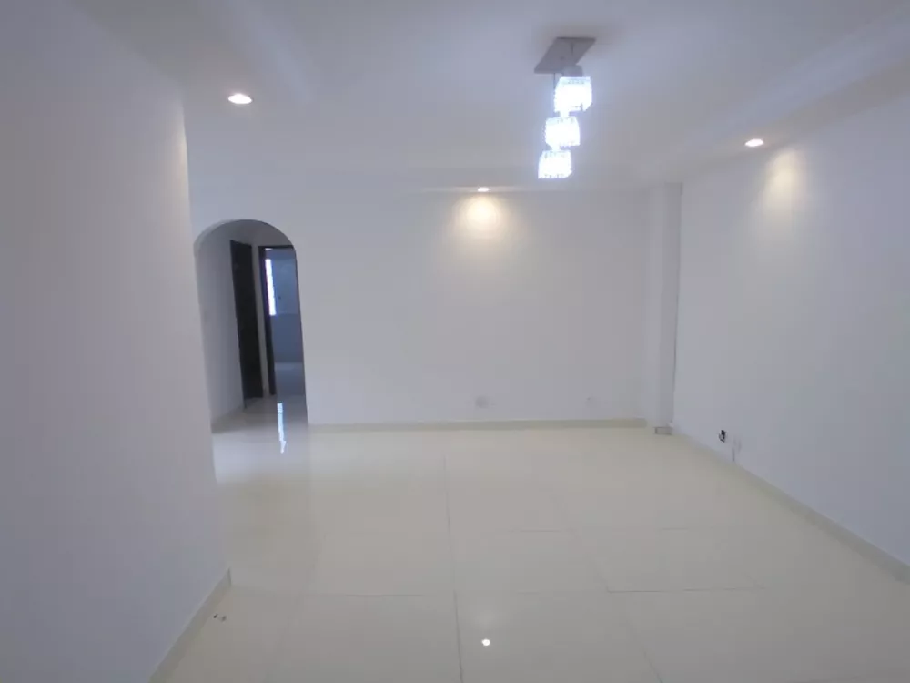 Apartamento à venda com 2 quartos, 70m² - Foto 2