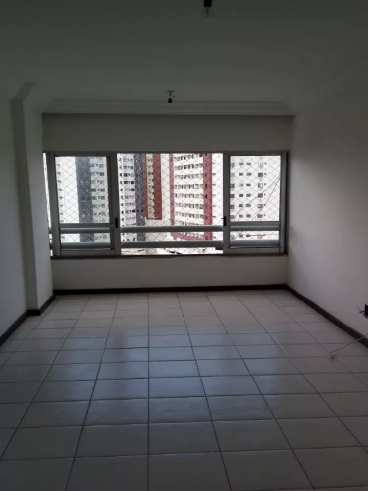 Apartamento à venda com 2 quartos, 70m² - Foto 2