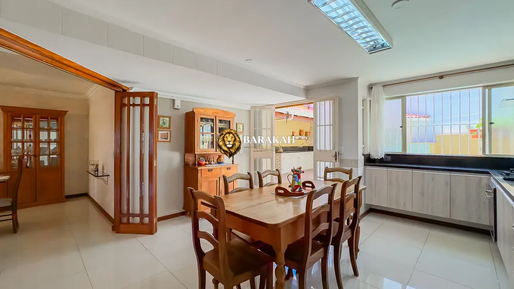Casa, 3 quartos, 261 m² - Foto 2