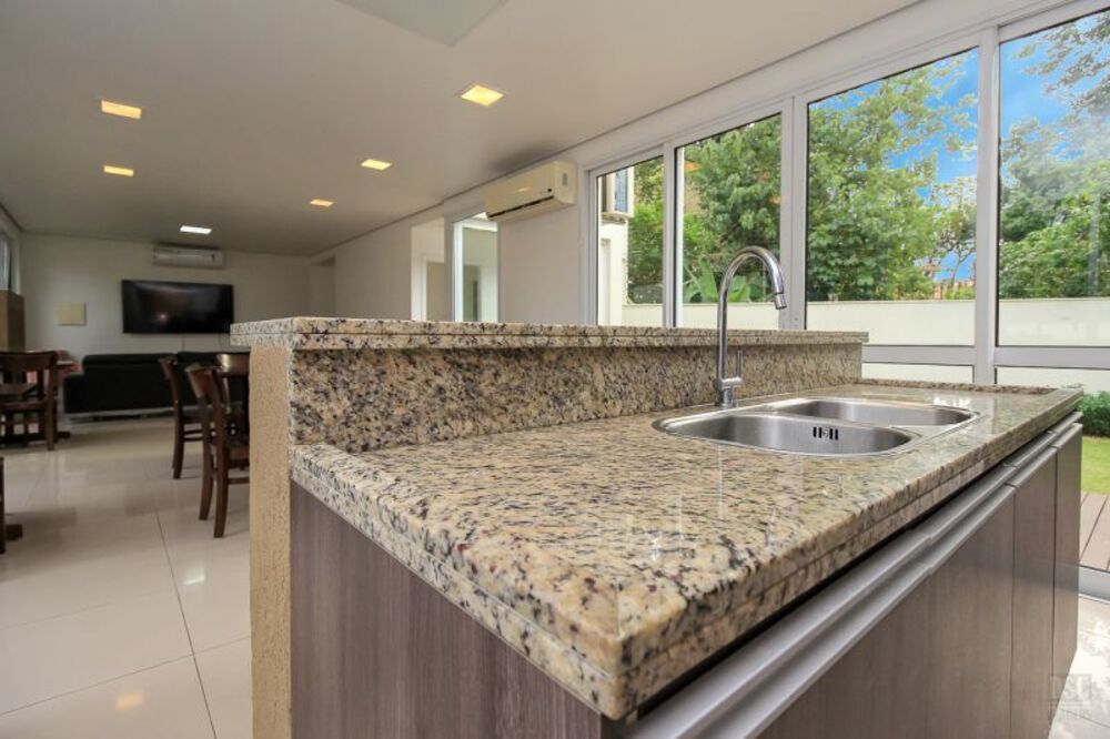 Casa à venda com 3 quartos, 178m² - Foto 1