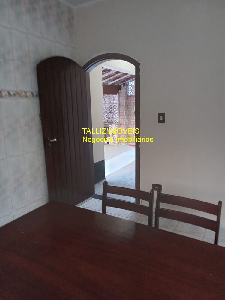 Casa à venda e aluguel com 3 quartos, 270m² - Foto 1