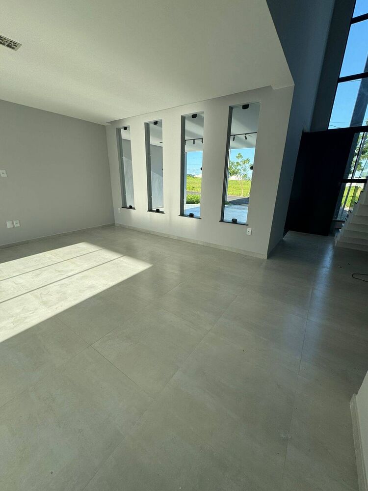 Casa à venda com 3 quartos, 105m² - Foto 1