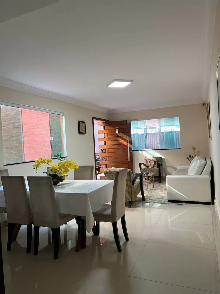 Casa à venda com 3 quartos, 218m² - Foto 1