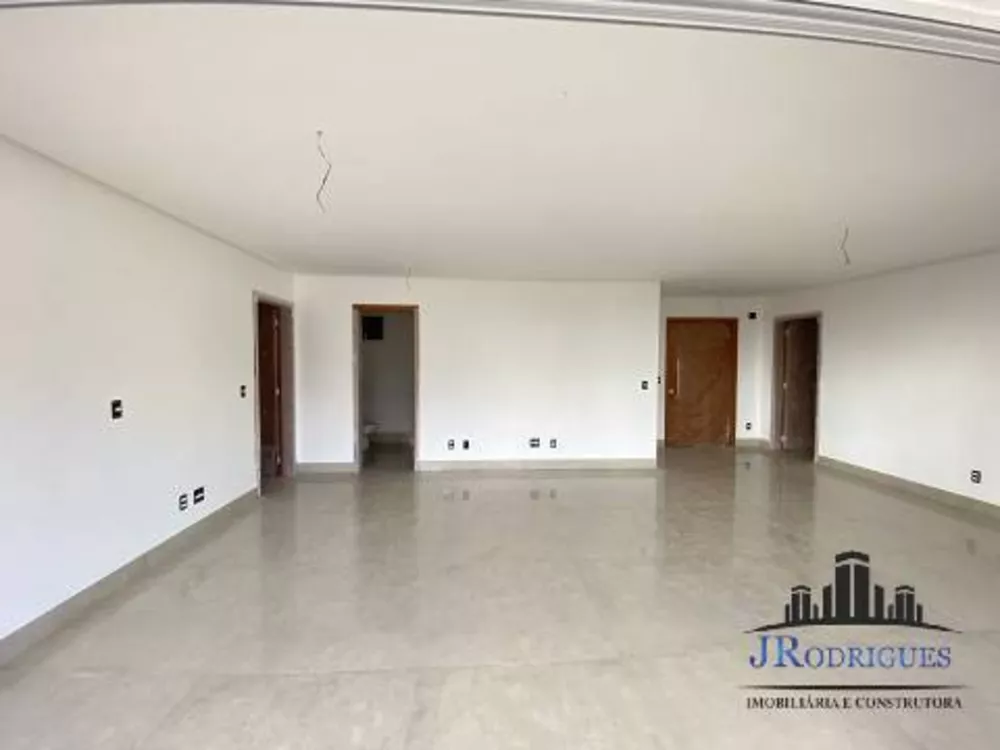 Apartamento à venda com 4 quartos, 215m² - Foto 1