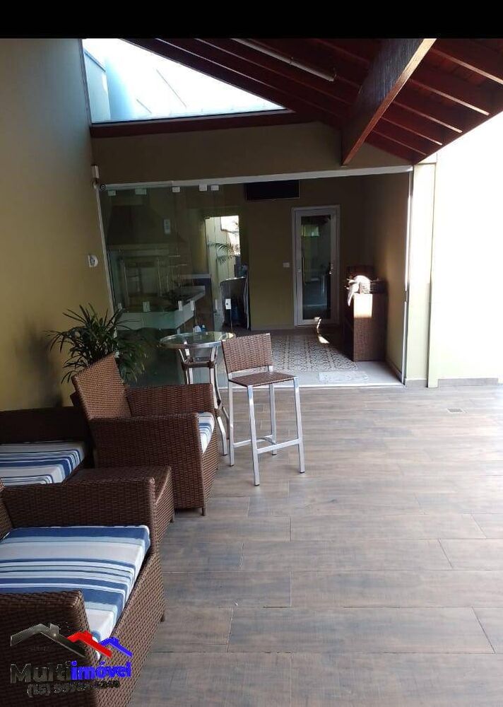 Casa à venda com 3 quartos, 209m² - Foto 1