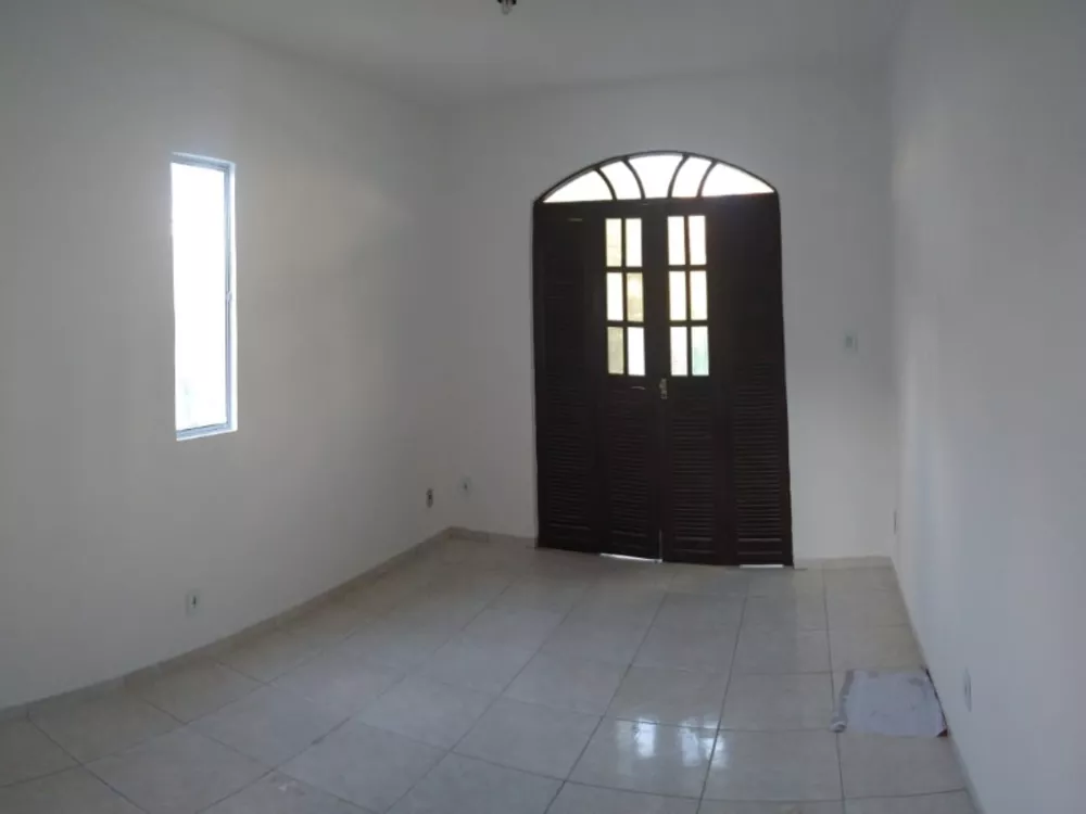 Casa à venda com 6 quartos, 260m² - Foto 1