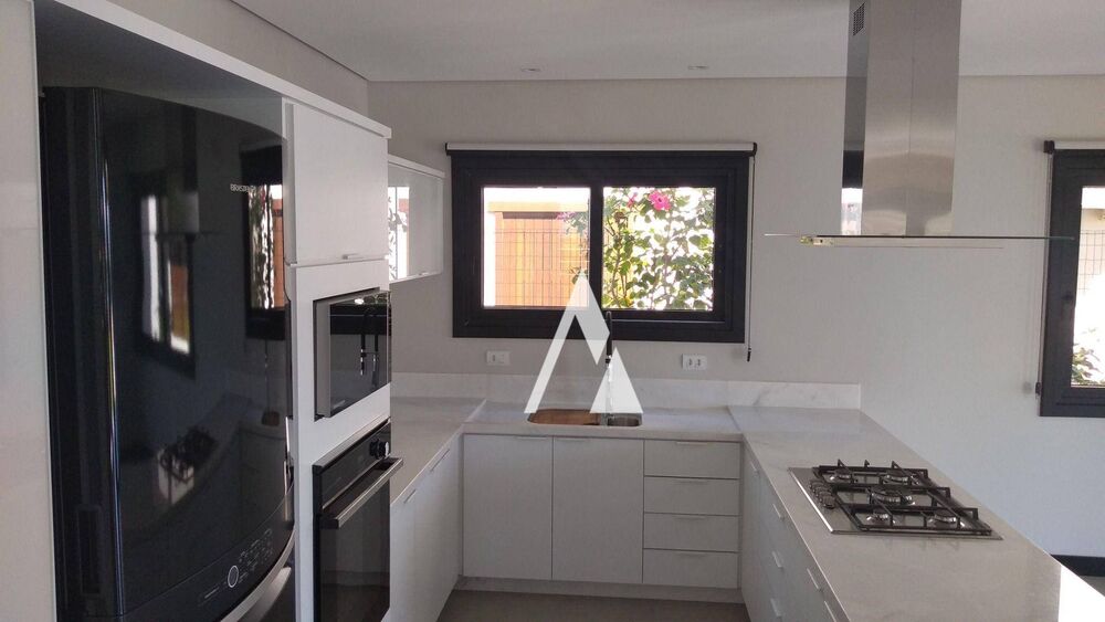 Casa à venda com 4 quartos, 237m² - Foto 2