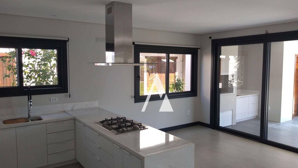 Casa à venda com 4 quartos, 237m² - Foto 3