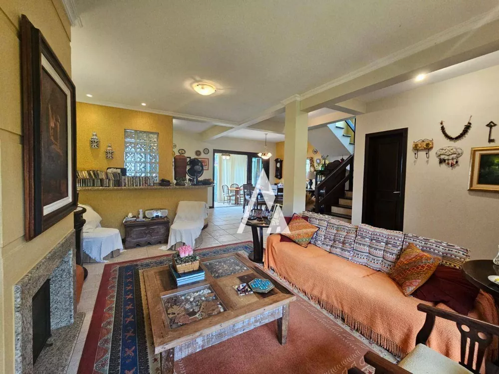 Casa, 3 quartos, 236 m² - Foto 1