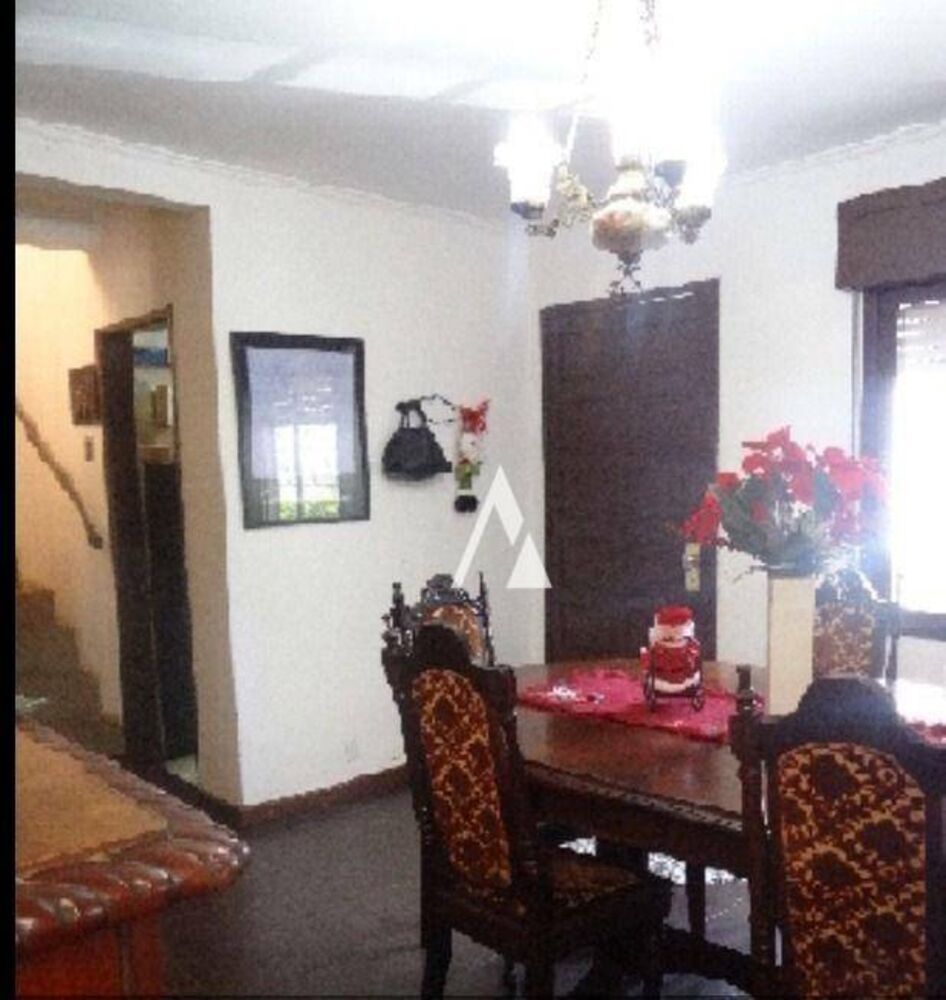 Casa à venda com 3 quartos, 210m² - Foto 2