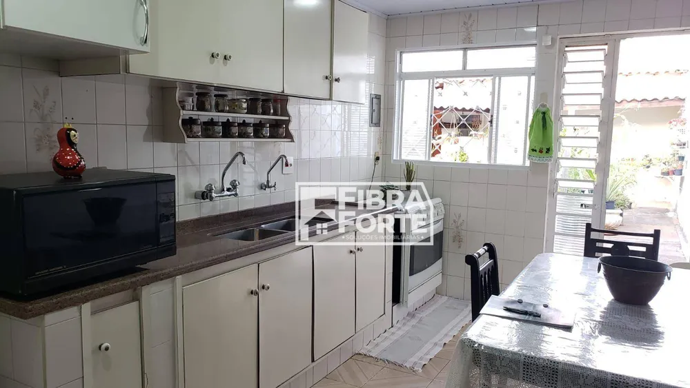 Casa, 3 quartos, 245 m² - Foto 1
