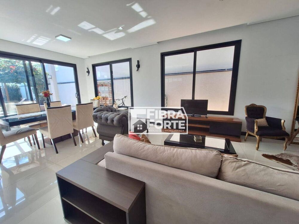 Casa de Condomínio à venda com 3 quartos, 250m² - Foto 1