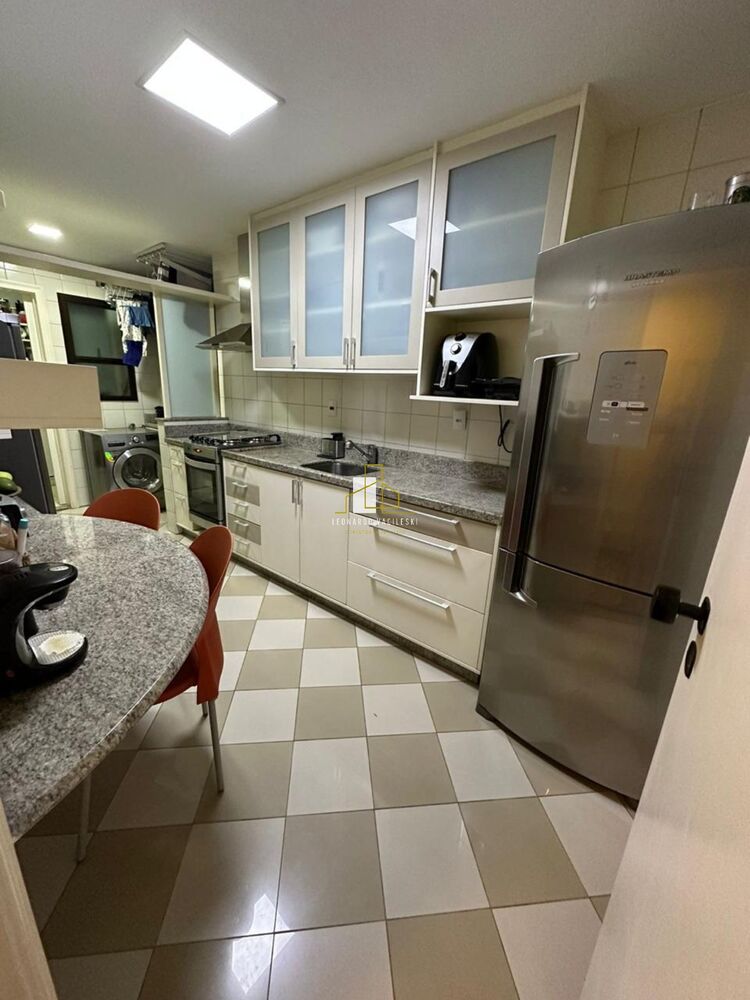 Apartamento à venda com 3 quartos, 140m² - Foto 2