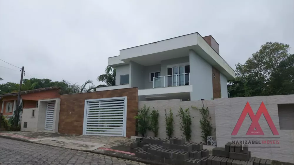 Casa à venda com 4 quartos, 280m² - Foto 1