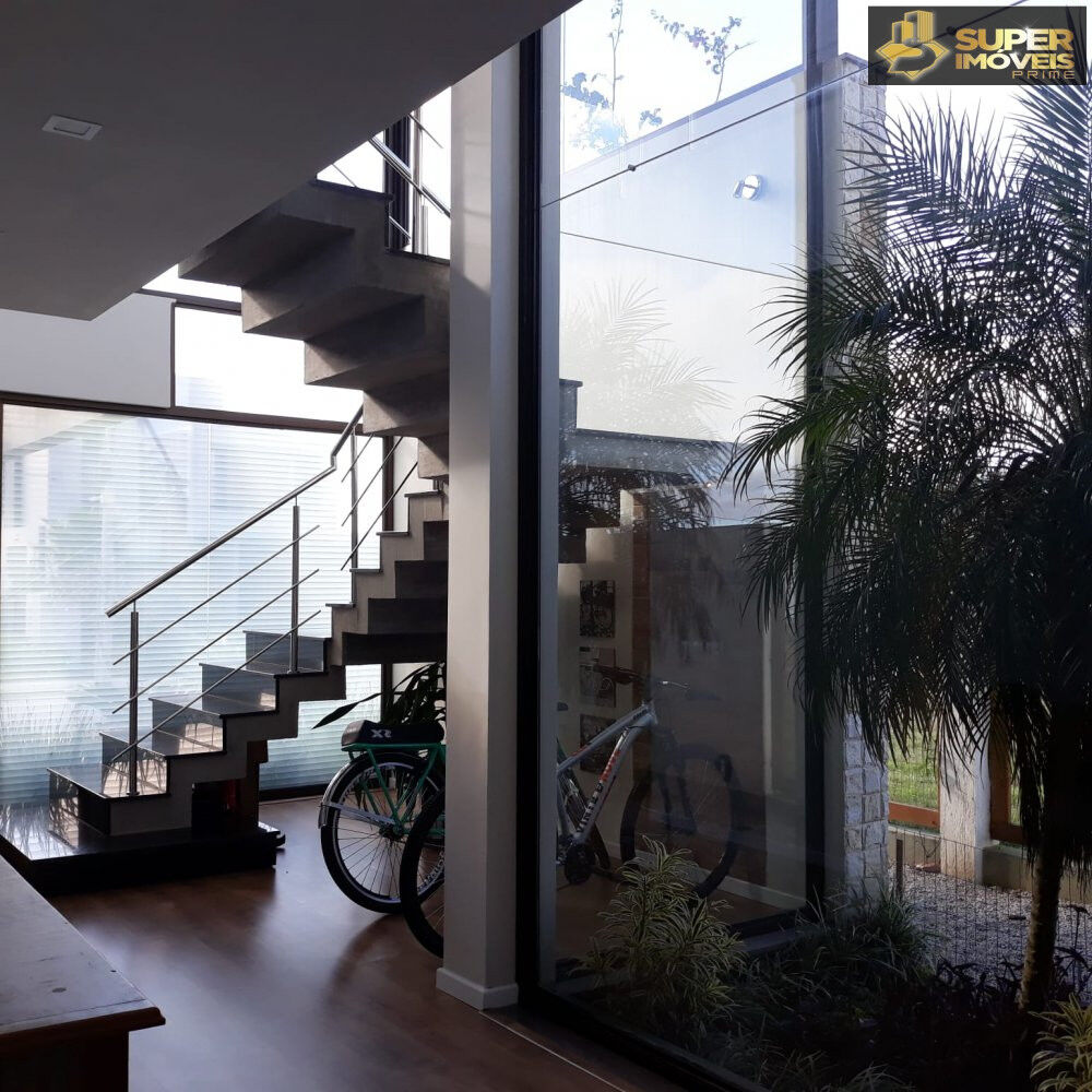 Casa à venda com 3 quartos, 420m² - Foto 1