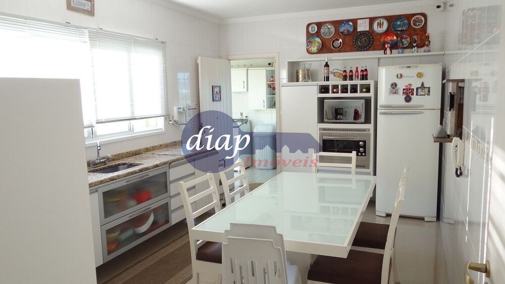 Casa, 4 quartos, 238 m² - Foto 1