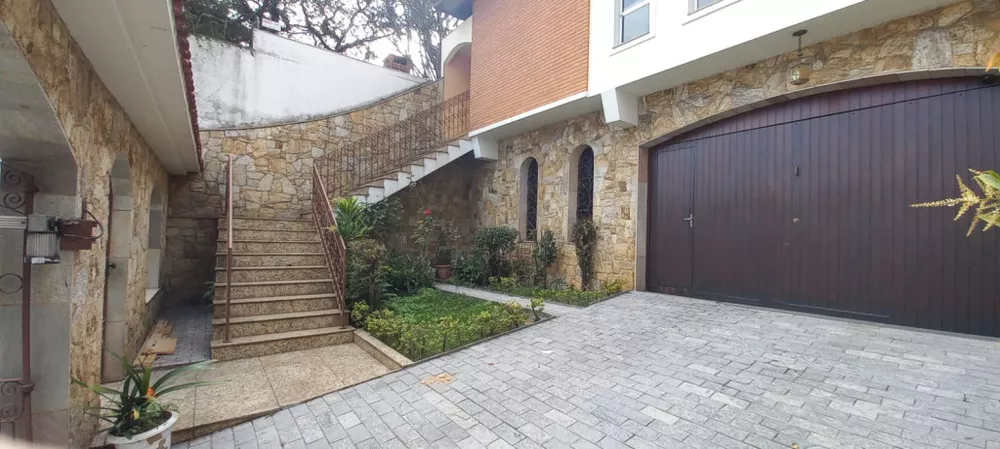 Casa à venda com 4 quartos, 232m² - Foto 1