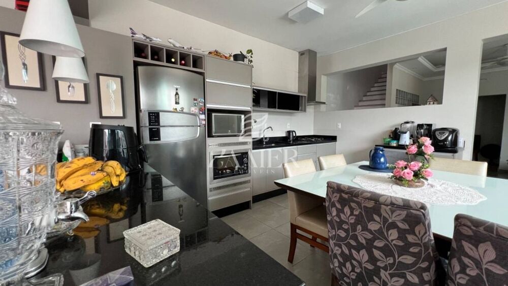Sobrado à venda com 5 quartos, 270m² - Foto 1