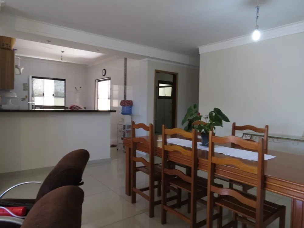 Casa à venda com 3 quartos, 129m² - Foto 1