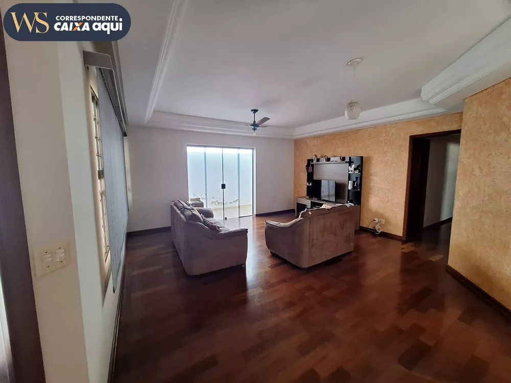 Casa à venda com 4 quartos, 252m² - Foto 2